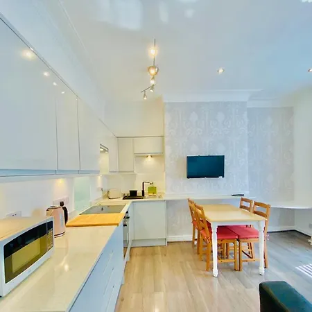 Center With Free Private Parking Apartment York